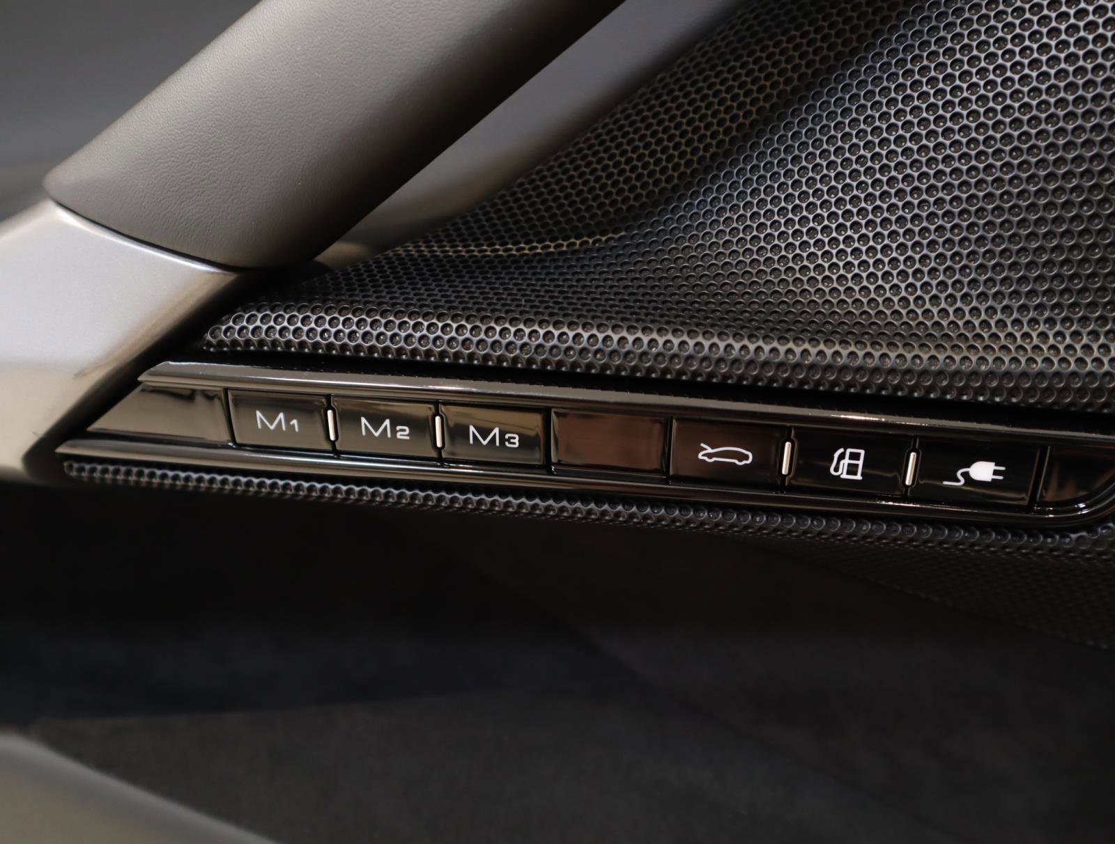 Used 2022 Ferrari SF90 Spider image 25