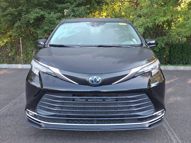 Certified 2023 Toyota Sienna XLE AWD/4WD image 2