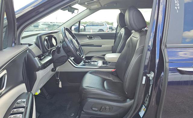 Used 2024 Kia Carnival LX FWD image 7
