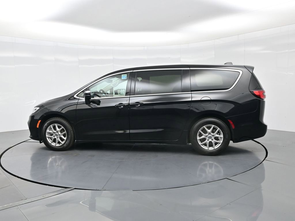 Used 2024 Chrysler Pacifica Touring-L image 10
