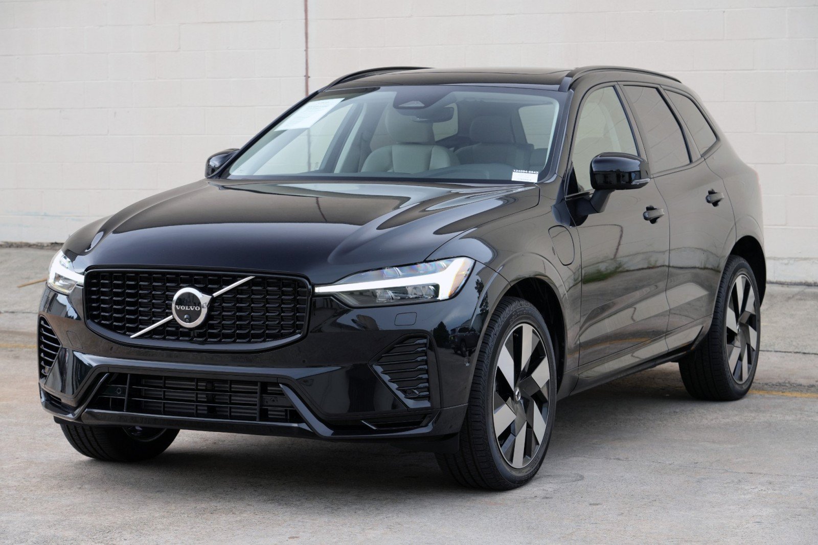 Used 2025 Volvo XC60 T8 Plus w/ Protection Package Premier AWD/4WD image 50