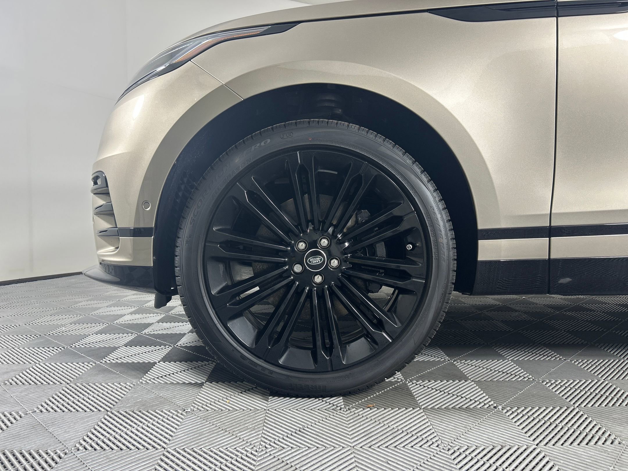 New 2026 Land Rover Range Rover Velar Dynamic SE image 9