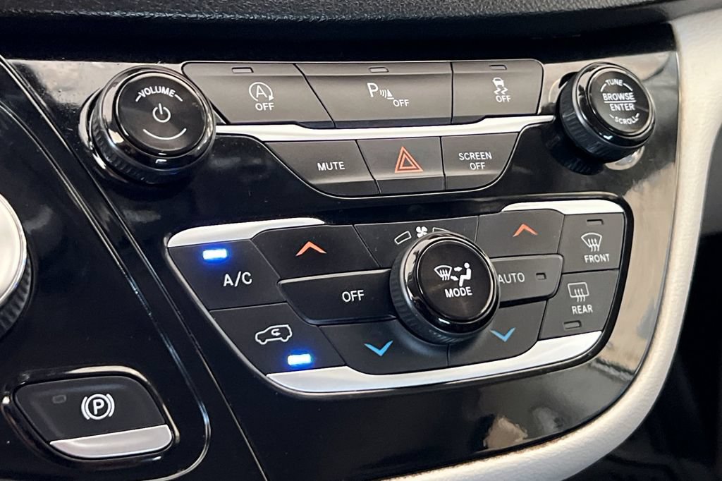 Used 2020 Chrysler Pacifica Touring-L FWD image 23