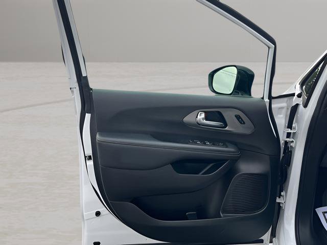 Used 2025 Chrysler Pacifica Select FWD image 9