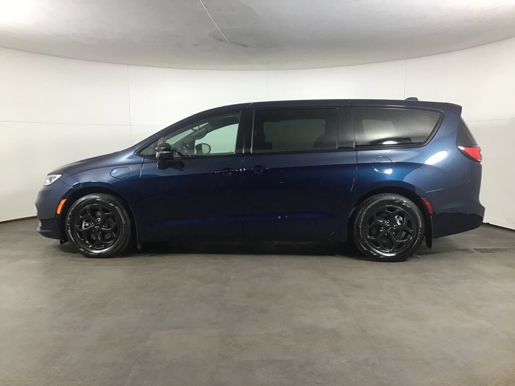 Used 2023 Chrysler Pacifica Limited w/ Uconnect Theater Family Group FWD image 4