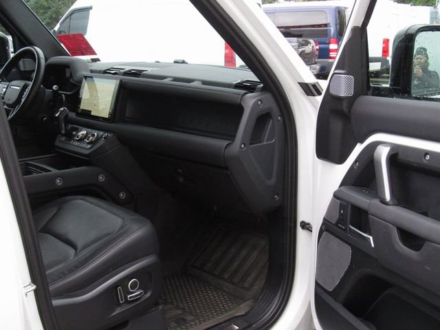 Used 2024 Land Rover Defender 130 X-Dynamic SE image 17