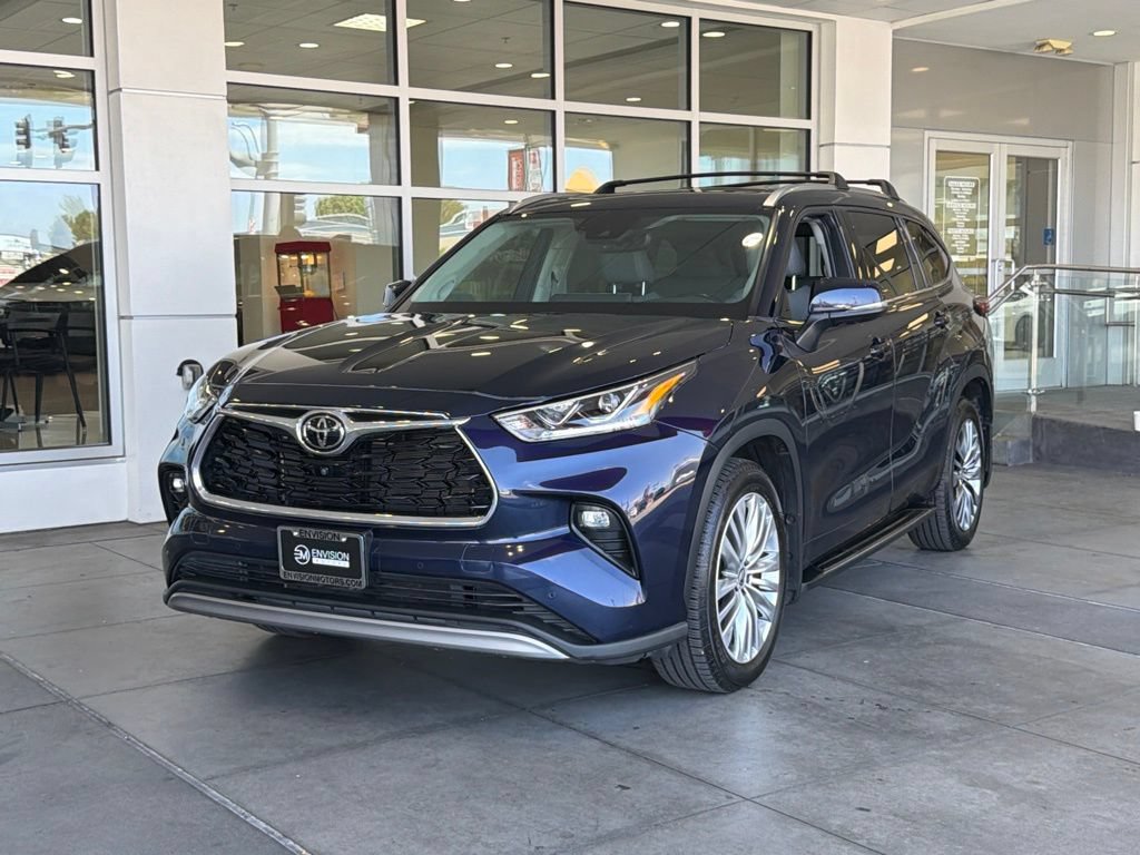 Used 2022 Toyota Highlander Platinum AWD/4WD image 2