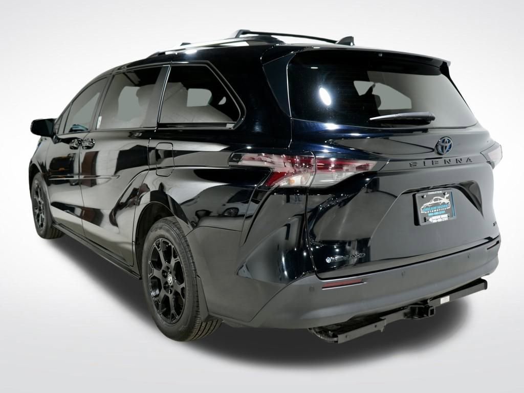 Used 2025 Toyota Sienna XLE Woodland Edition image 8