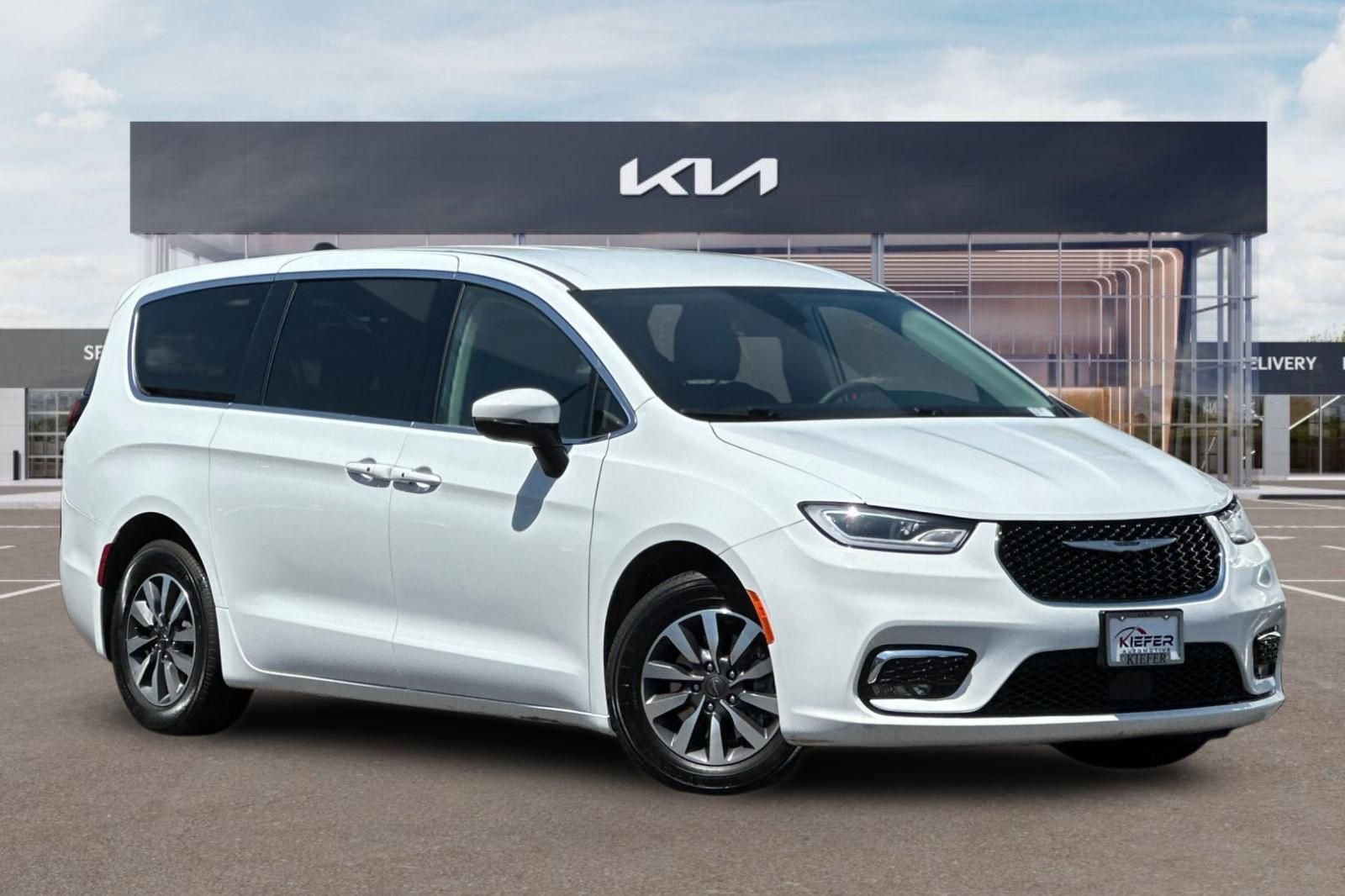 Used 2023 Chrysler Pacifica Touring-L FWD image 2