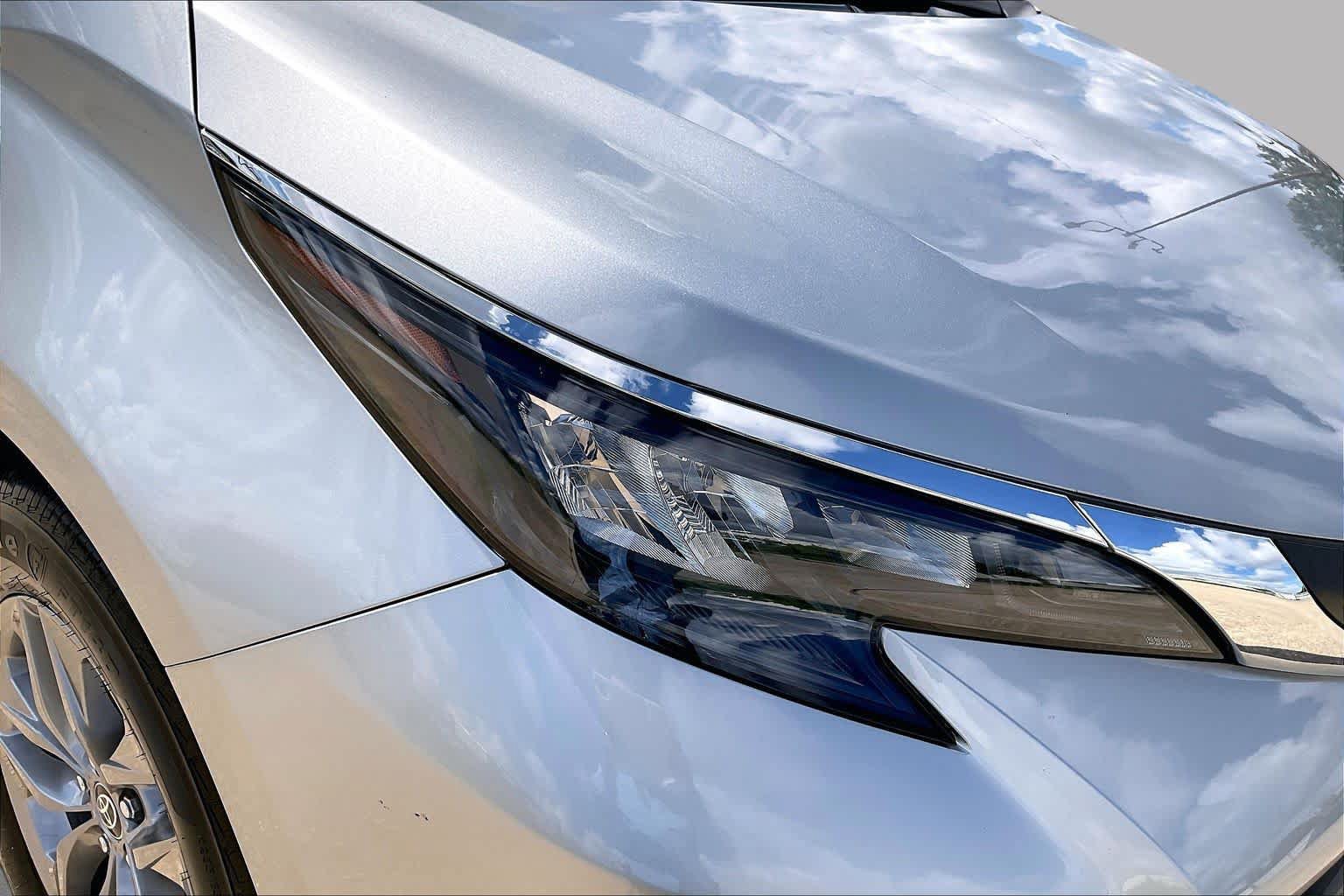 Used 2025 Toyota Sienna XLE FWD image 23
