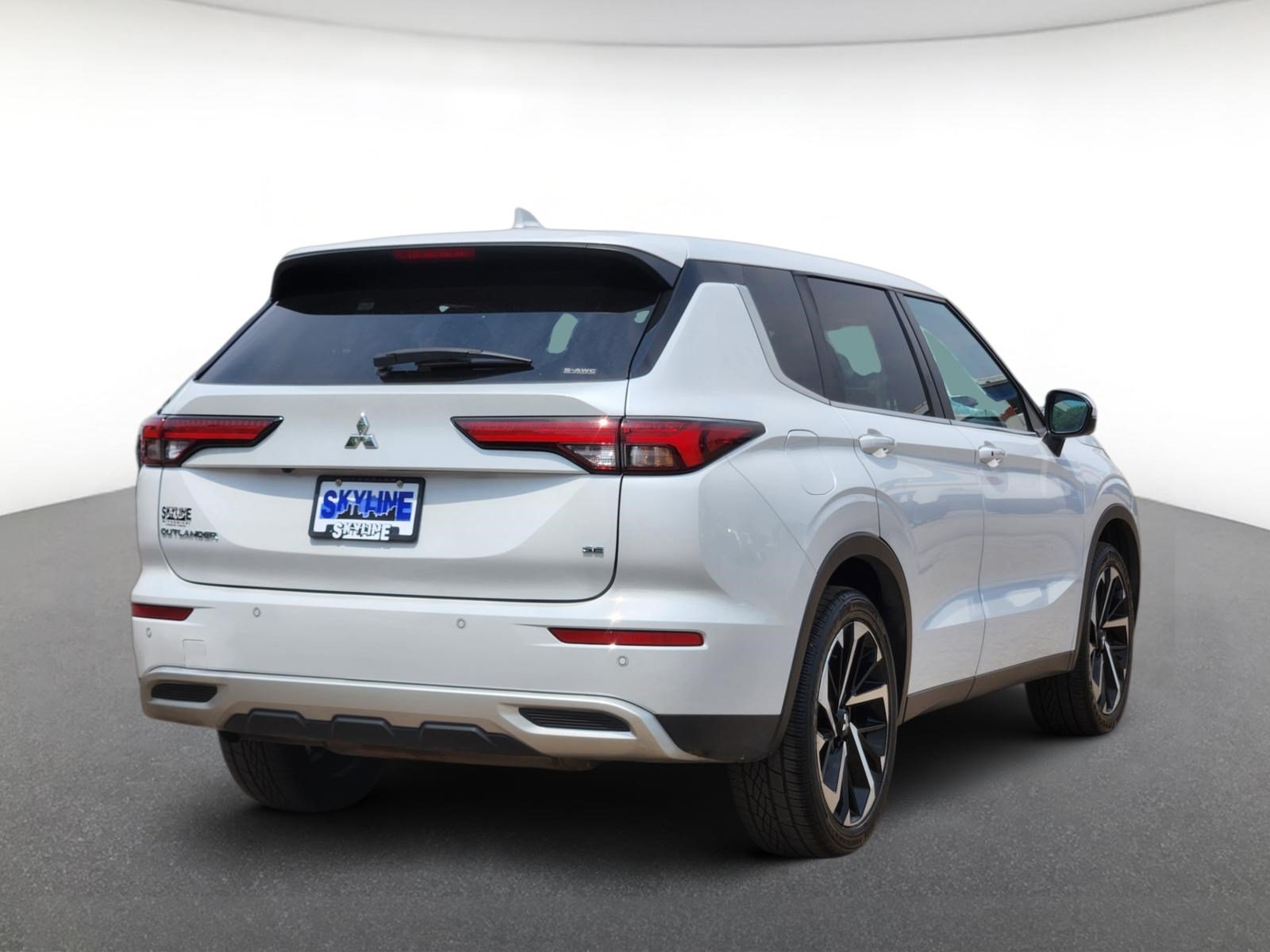 Used 2024 Mitsubishi Outlander SE AWD/4WD image 3