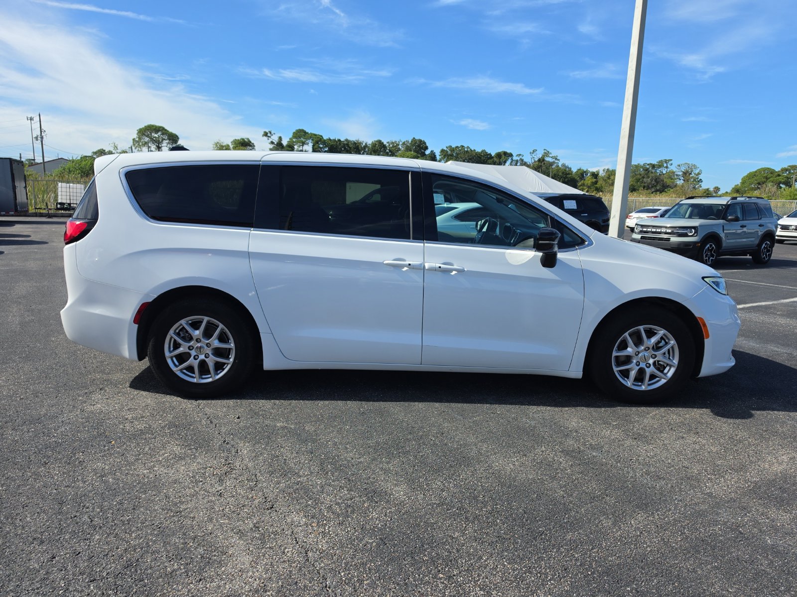 Used 2024 Chrysler Pacifica Touring-L FWD image 3