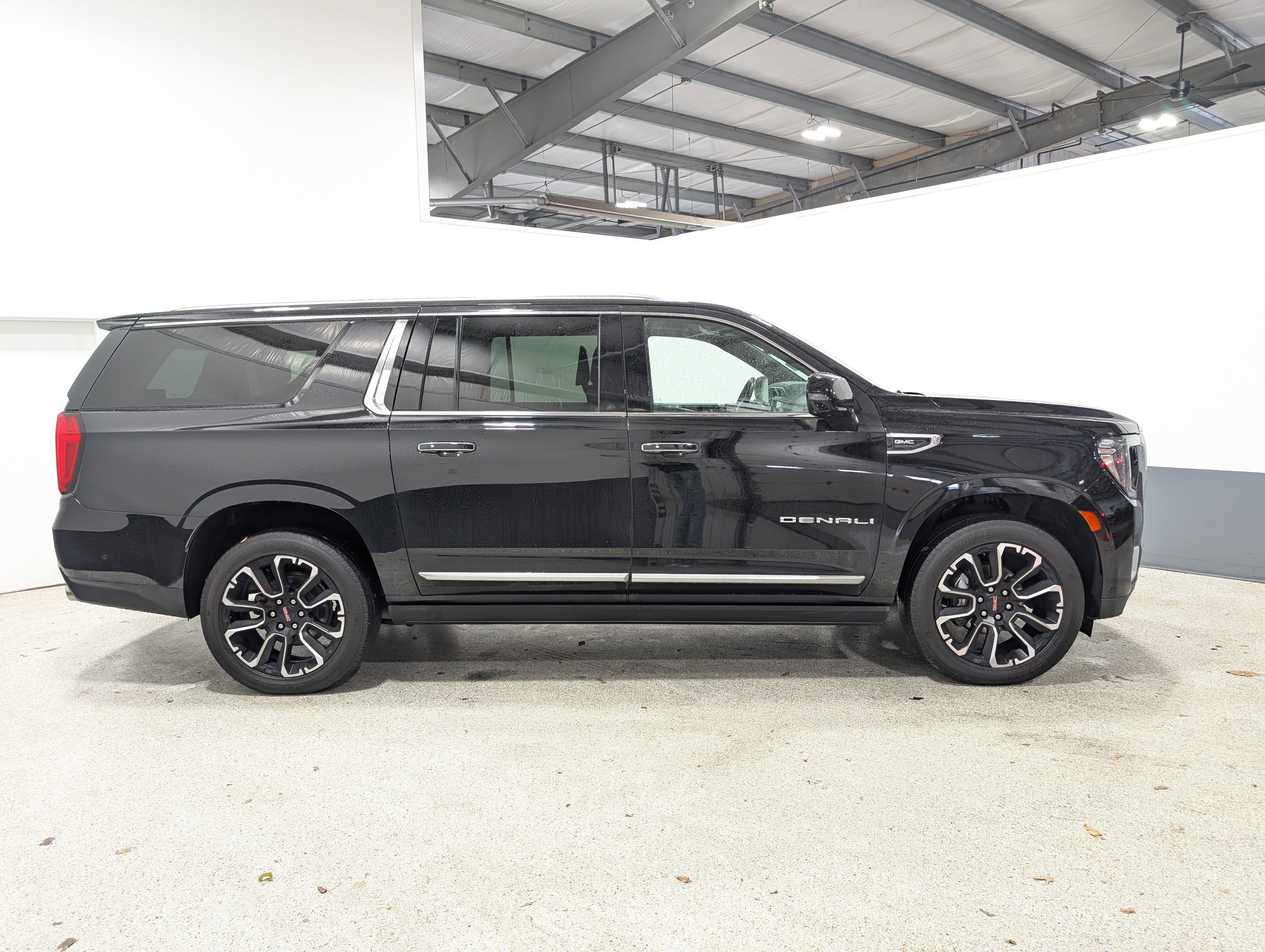 Used 2023 GMC Yukon XL Denali w/ Advanced Technology Package image 2