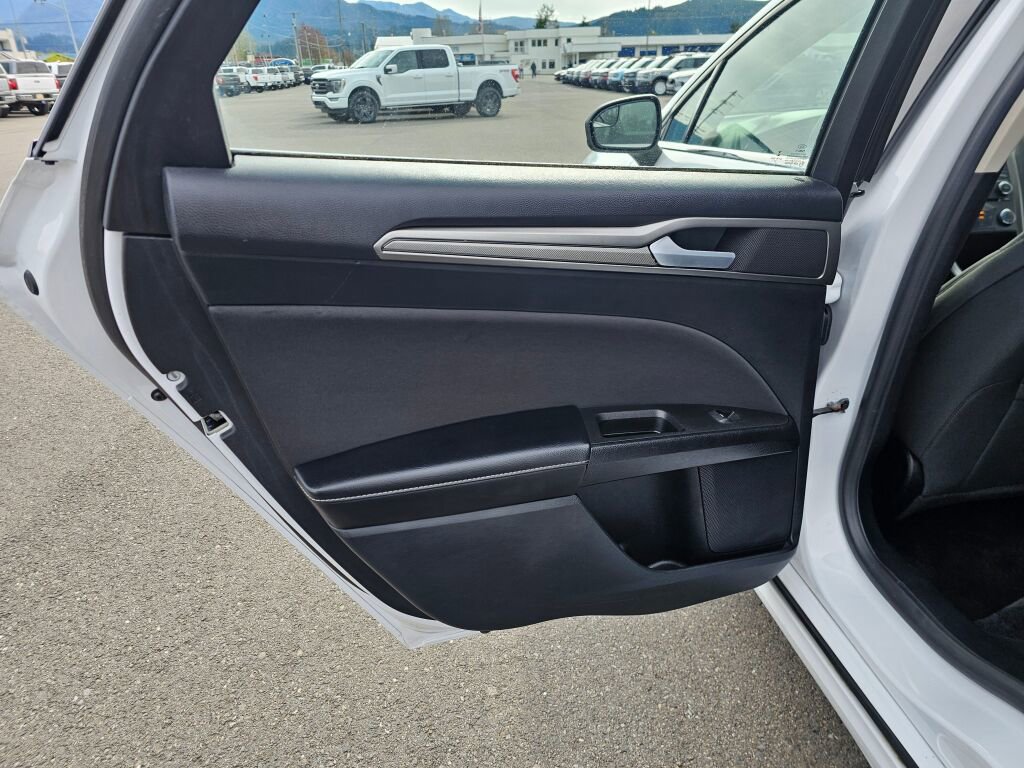 Used 2018 Ford Fusion SE FWD image 12