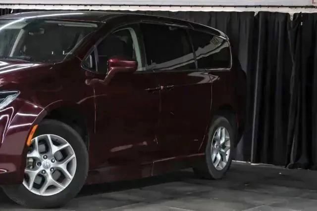 Used 2018 Chrysler Pacifica Touring Plus w/ Tire & Wheel Group FWD image 6