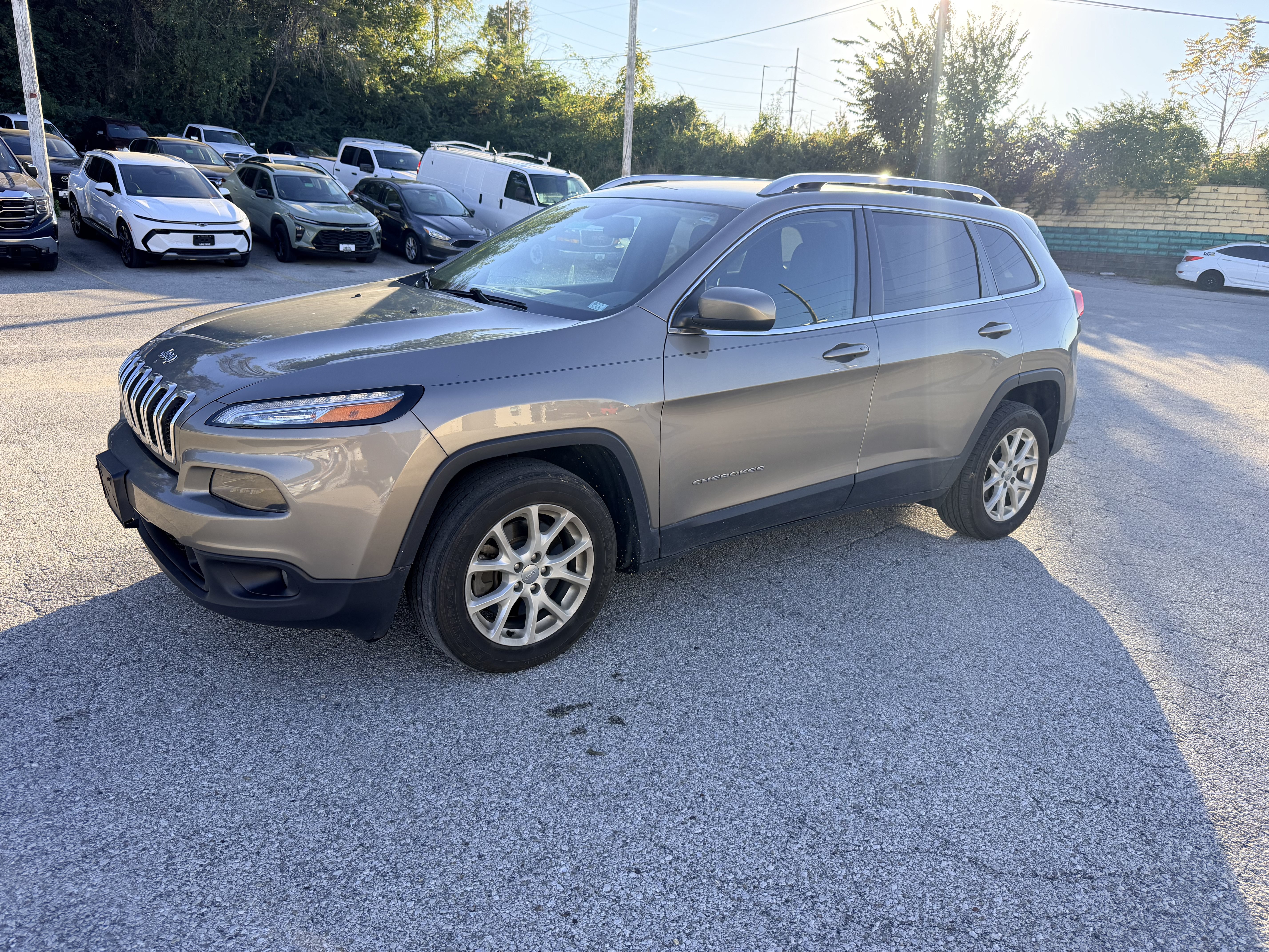 Used 2018 Jeep Cherokee Latitude Plus w/ Cold Weather Group FWD image 3