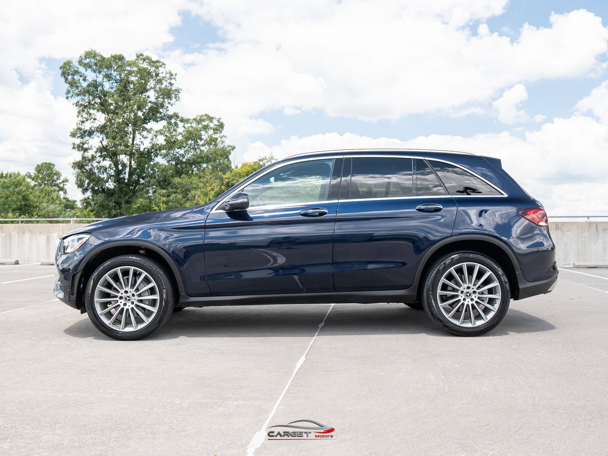 Used 2021 Mercedes-Benz GLC 300 4MATIC w/ AMG Line image 4