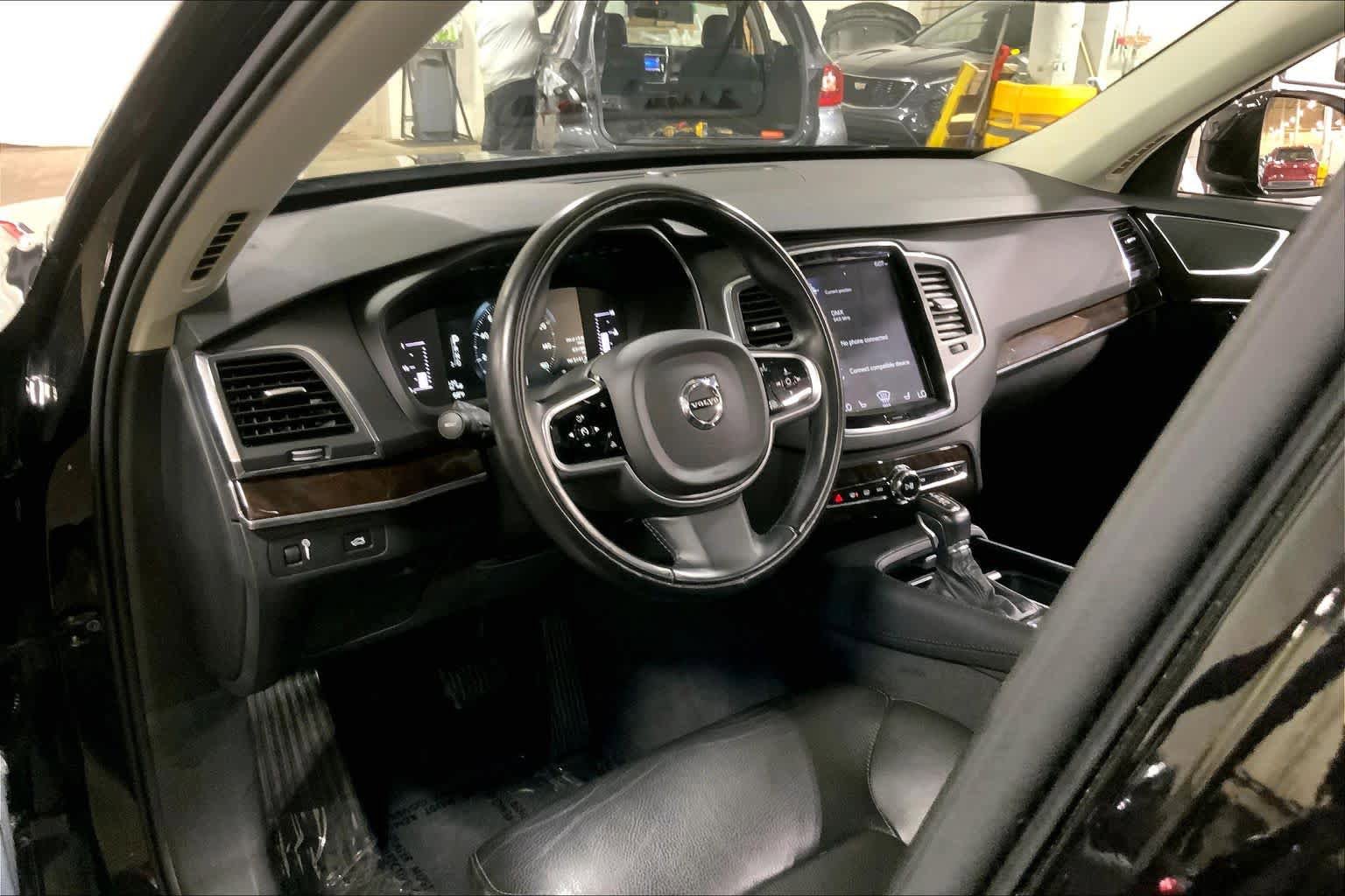 Used 2019 Volvo XC90 T5 Momentum w/ Protection Package Premier image 18