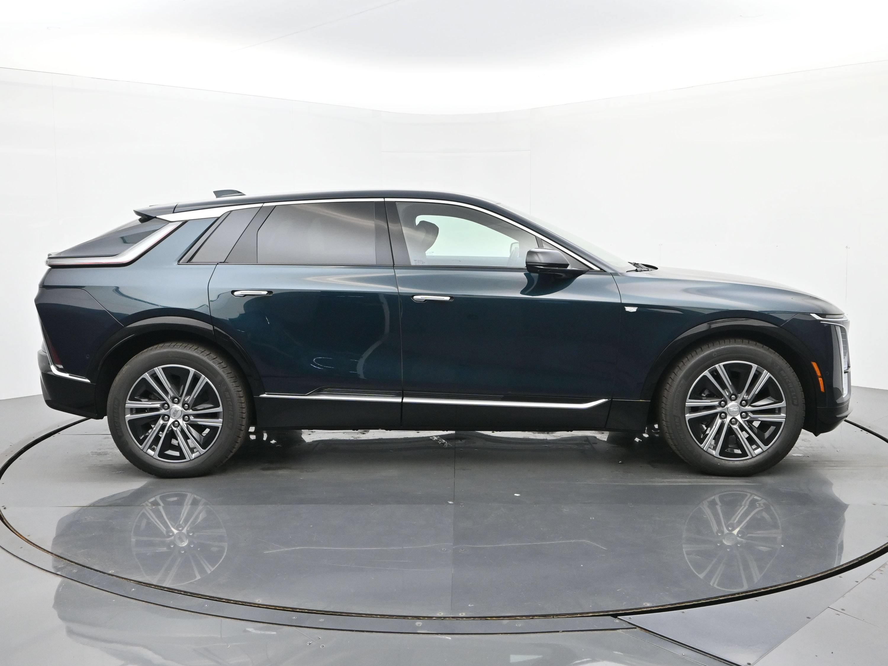 New 2026 Cadillac Lyriq Luxury w/ LPO, Floor Liner Package AWD/4WD image 6