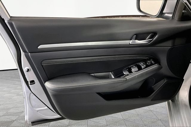 Used 2023 Nissan Altima 2.5 SV w/ SV Premium Package FWD image 19