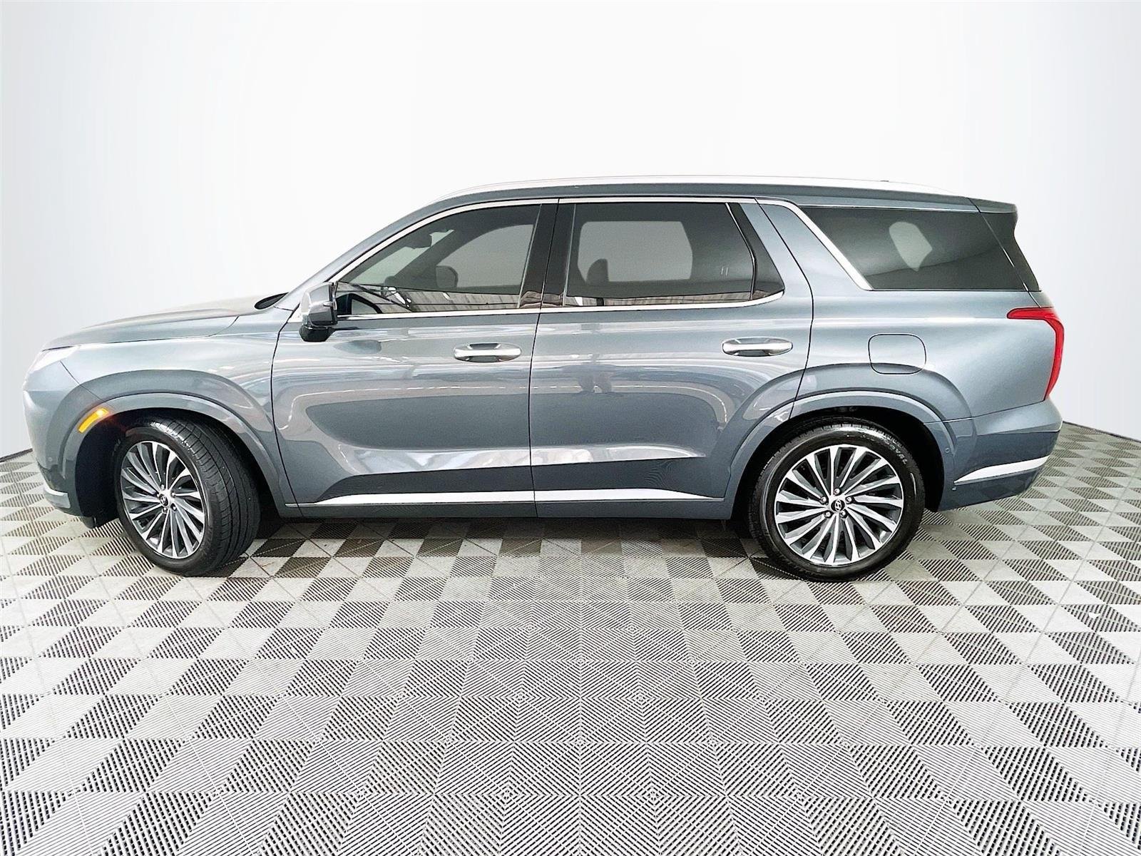 Used 2023 Hyundai Palisade Calligraphy FWD image 4