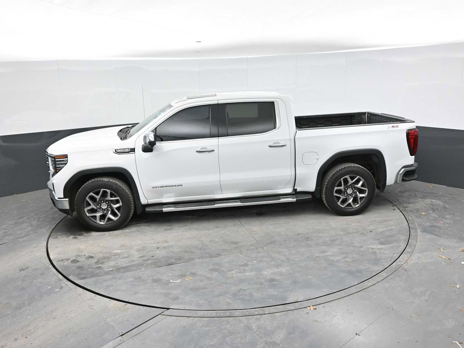 Used 2023 GMC Sierra 1500 SLT w/ SLT Premium Package AWD/4WD image 14