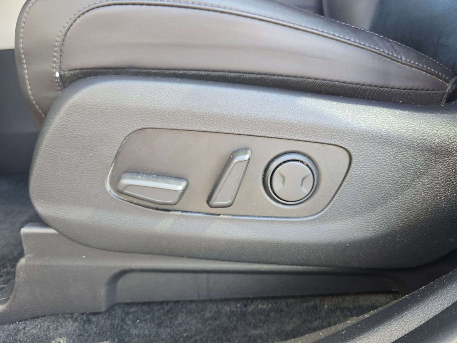 Used 2024 Kia Carnival LX FWD image 16
