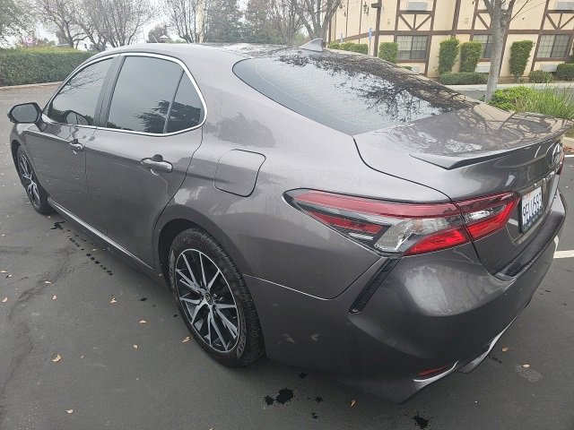 Used 2022 Toyota Camry SE image 2
