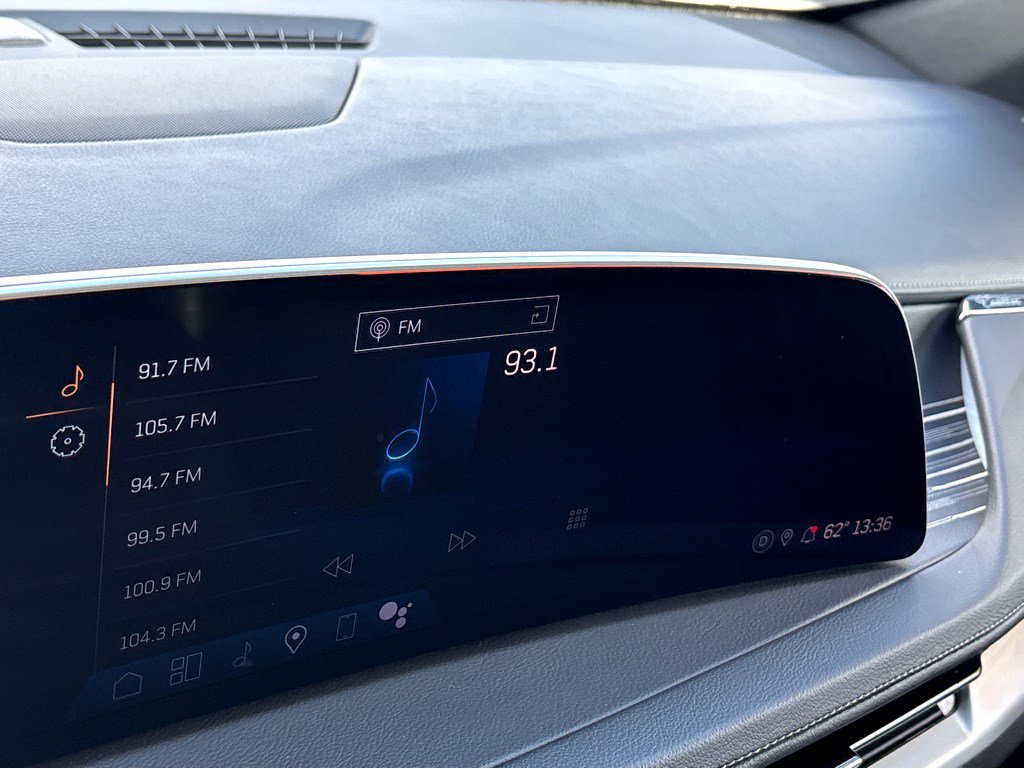 Used 2025 Cadillac XT4 Premium Luxury image 9