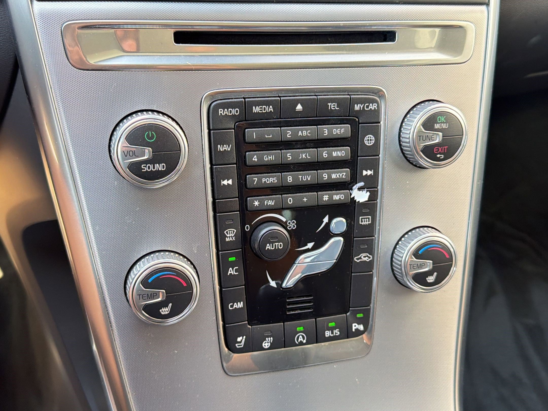 Used 2017 Volvo XC60 T6 Dynamic w/ Climate Package AWD/4WD image 19