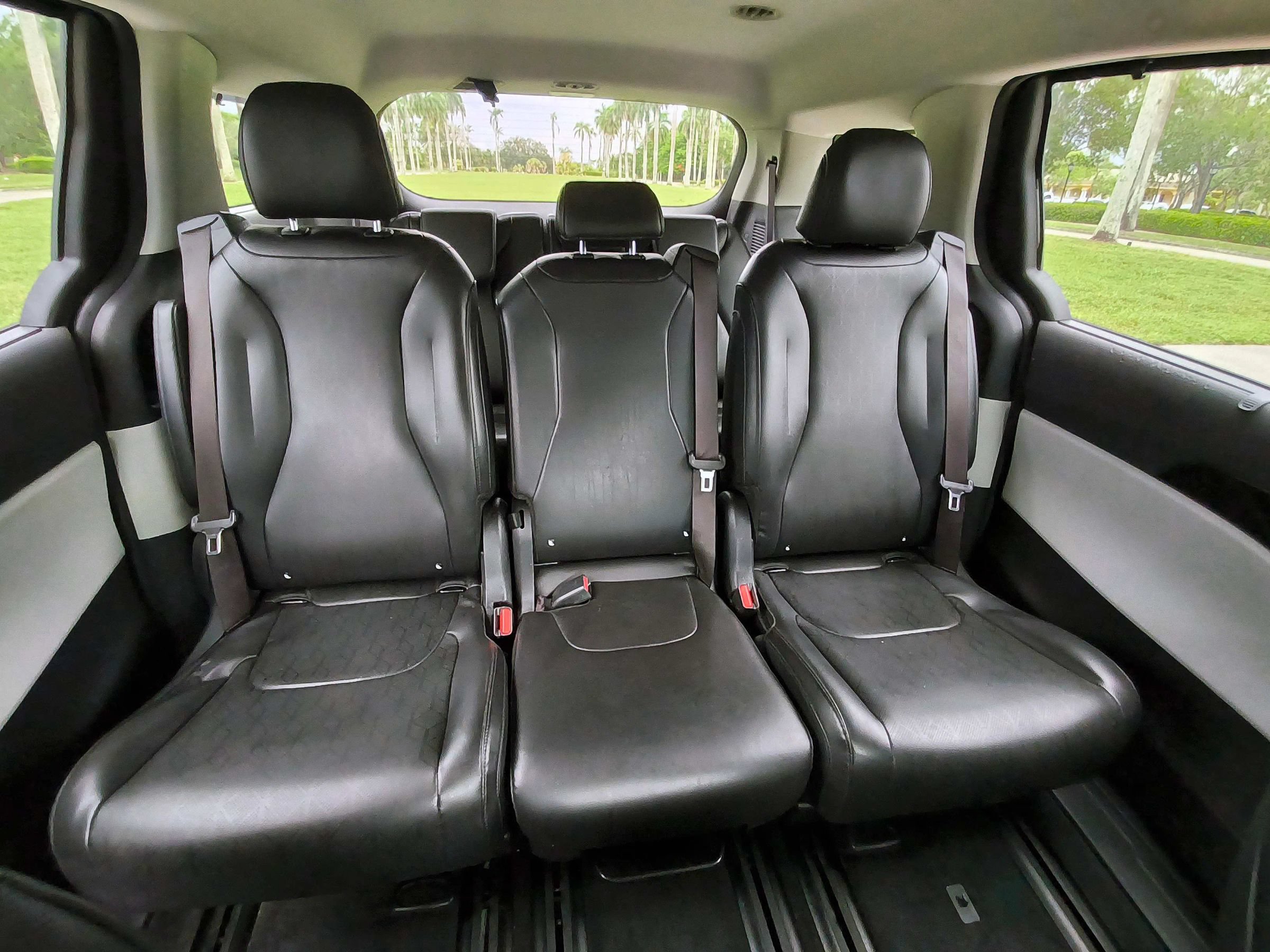 Used 2022 Kia Carnival EX FWD image 16