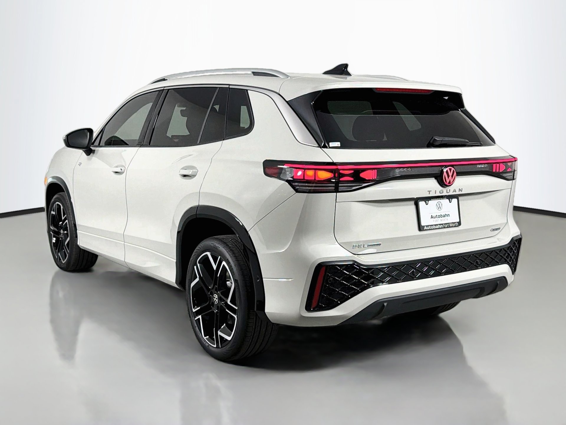 New 2027 Volkswagen Tiguan SEL R-Line AWD/4WD image 7