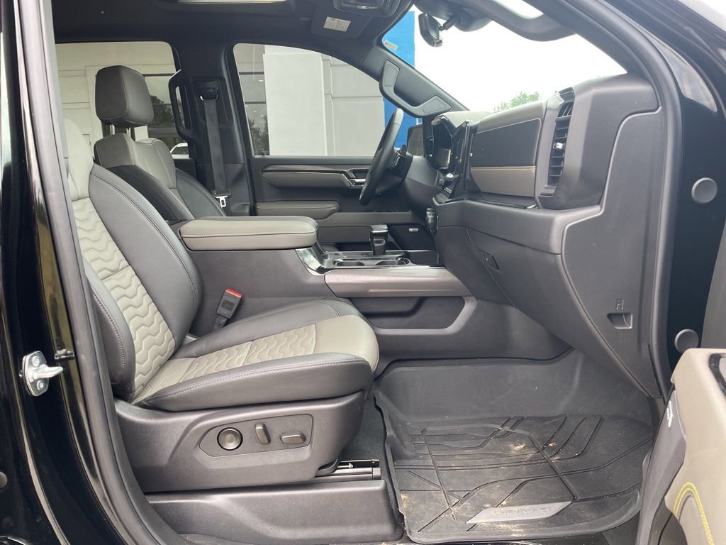 Used 2025 Chevrolet Silverado 1500 ZR2 w/ Technology Package image 32