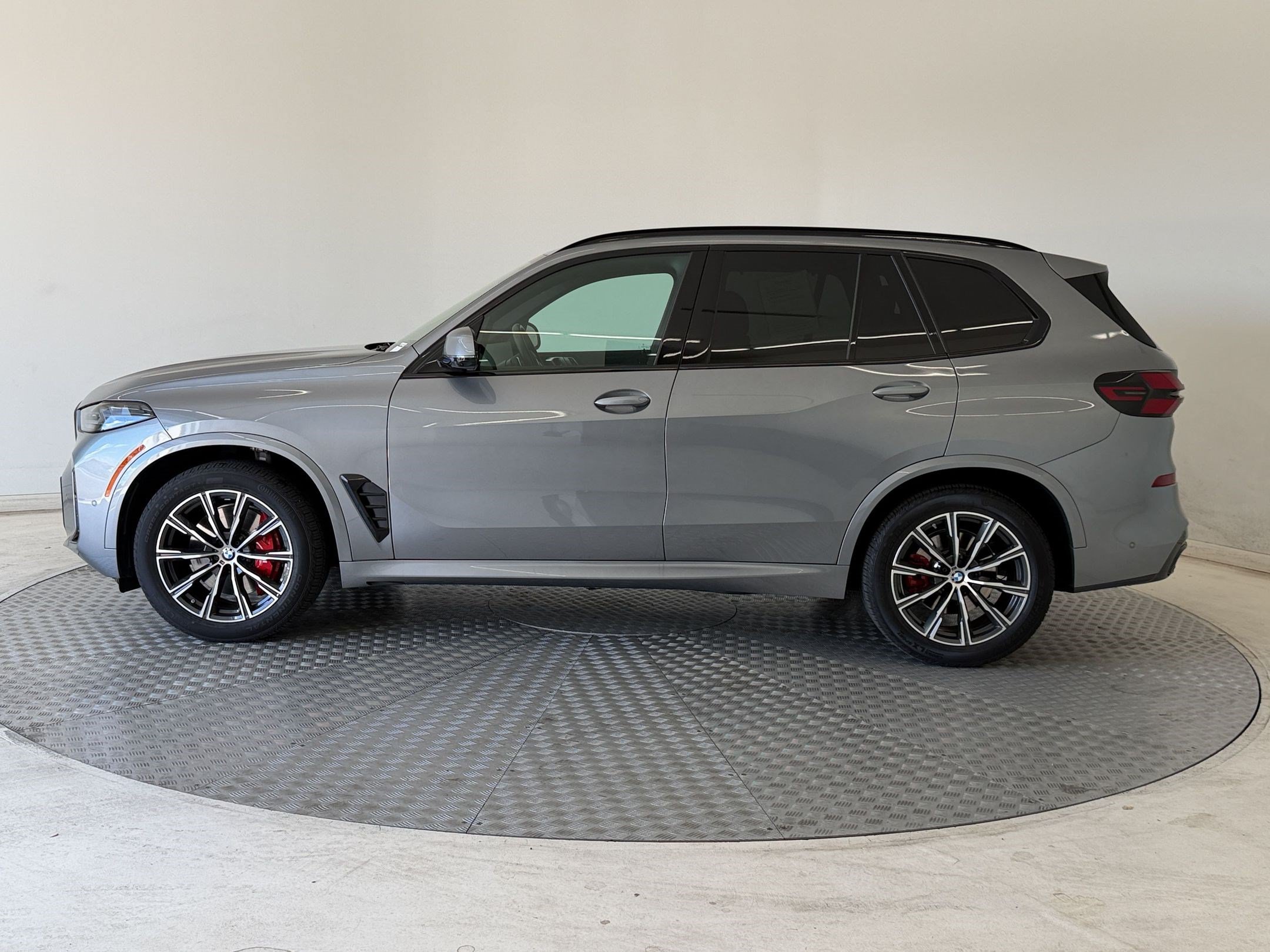 Used 2026 BMW X5 xDrive40i w/ M Sport Package AWD/4WD image 2