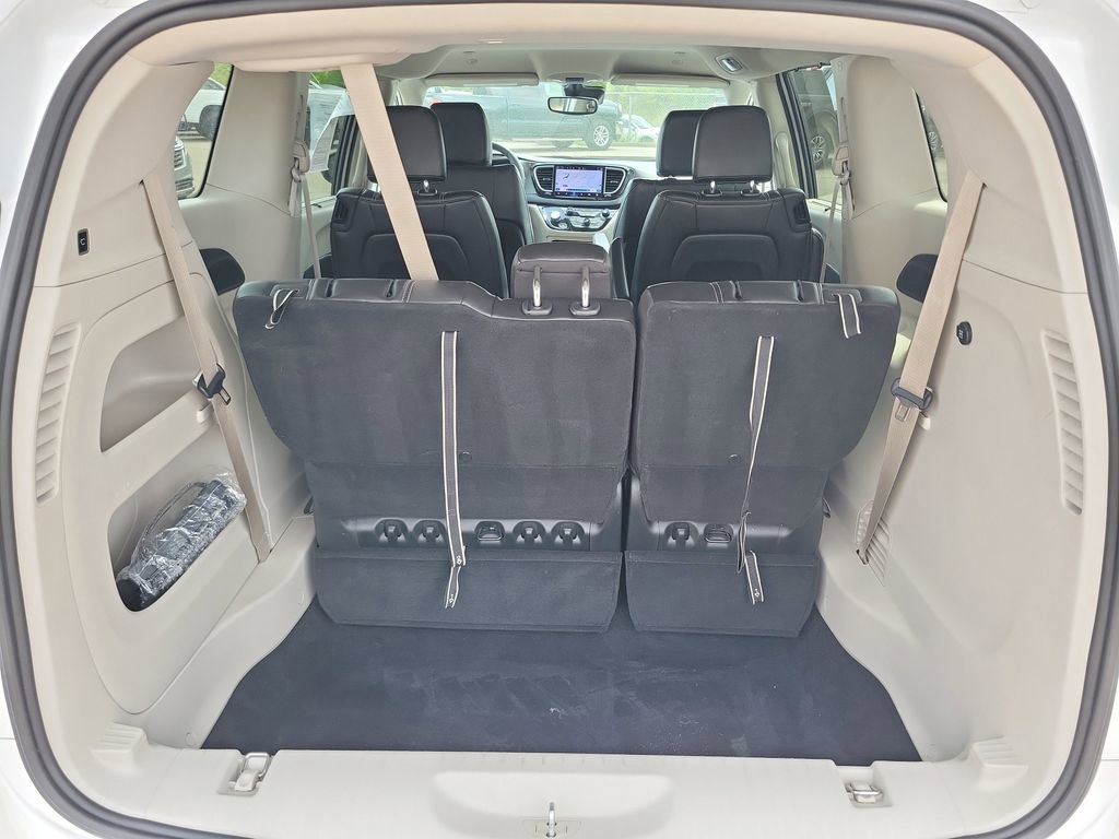 Used 2024 Chrysler Pacifica Touring-L FWD image 8