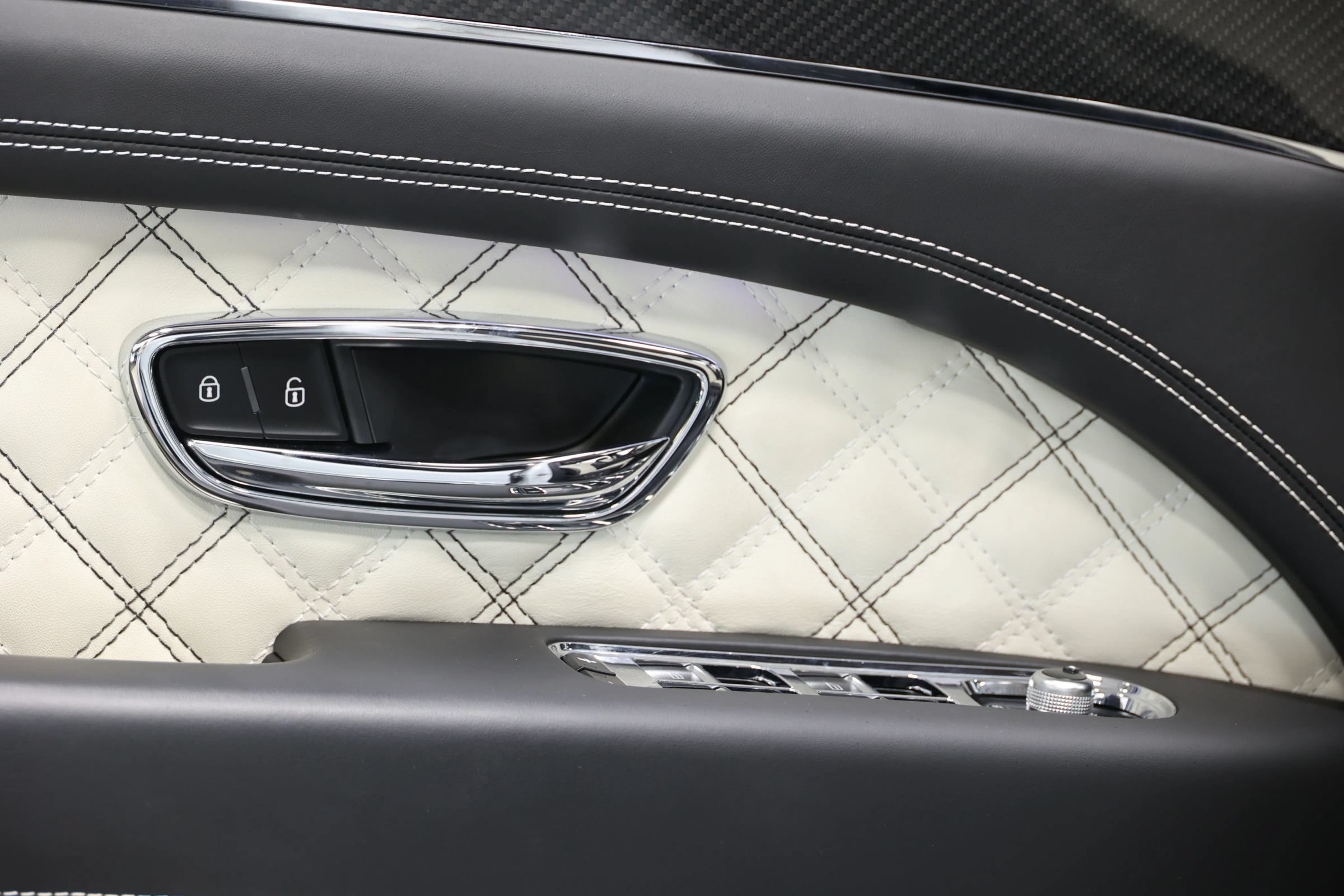 Used 2021 Bentley Bentayga w/ First Edition Specification AWD/4WD image 11