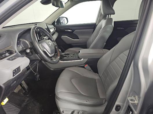 Used 2024 Toyota Highlander XLE image 3