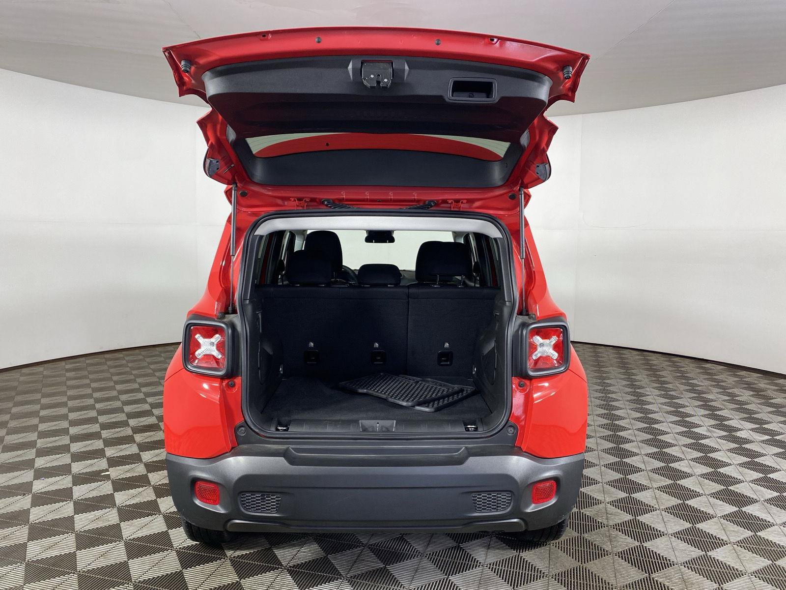 Used 2023 Jeep Renegade Latitude AWD/4WD image 9