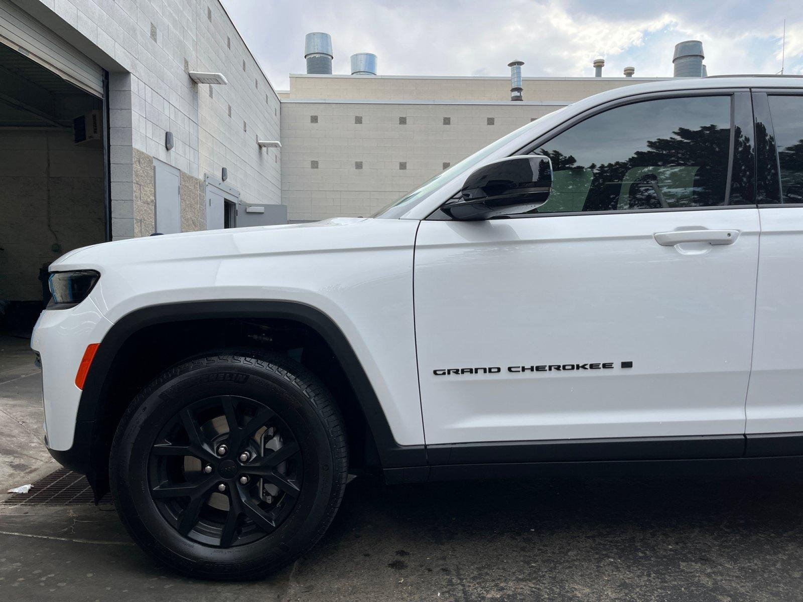 Used 2026 Jeep Grand Cherokee Altitude AWD/4WD image 9