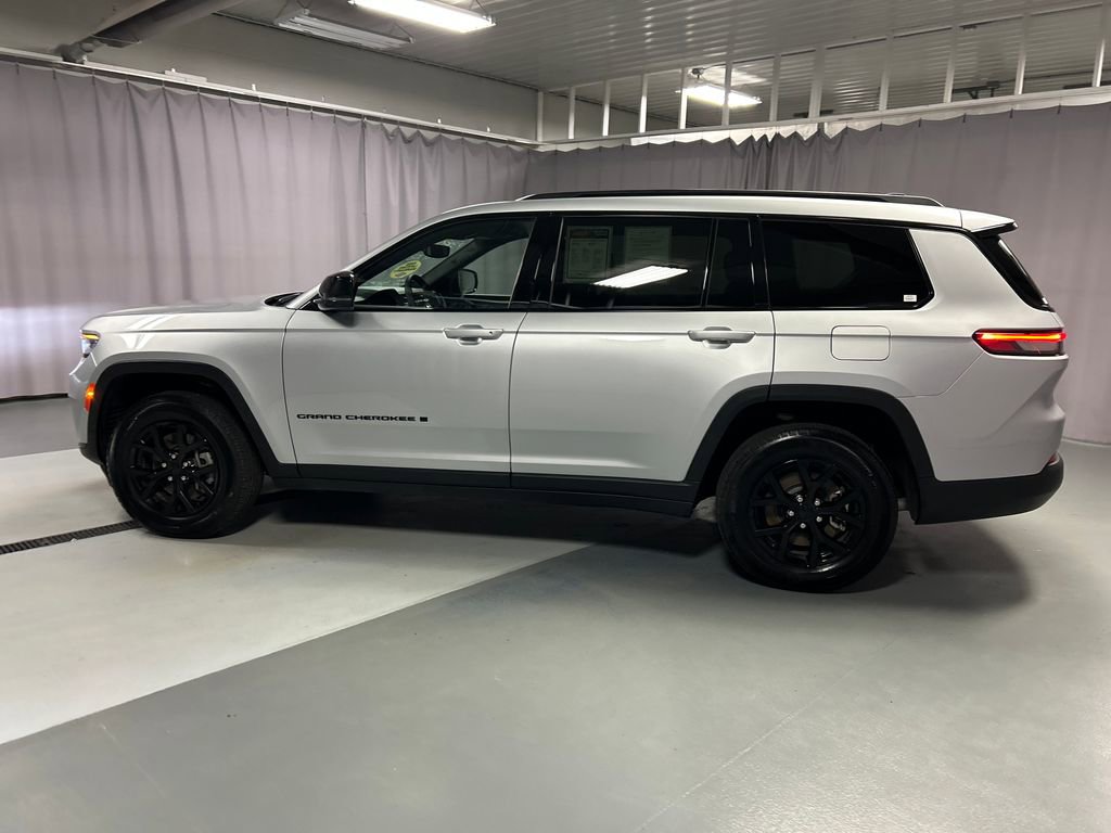 Used 2024 Jeep Grand Cherokee L Laredo image 4