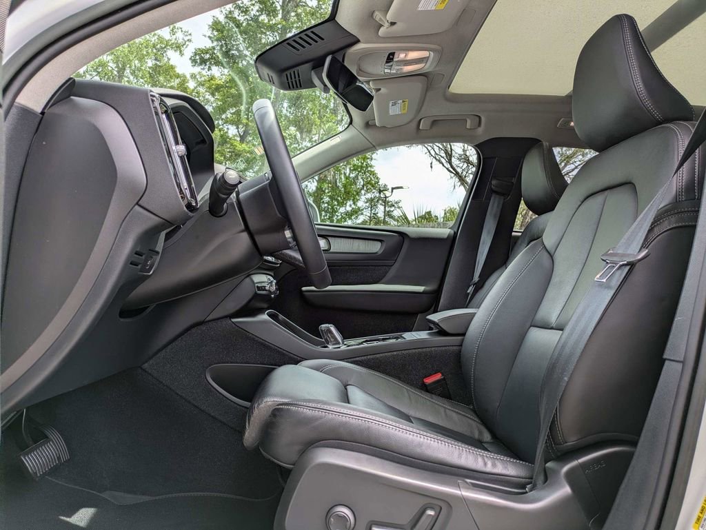 Certified 2023 Volvo XC40 B5 Plus w/ Driver Assist Package AWD/4WD image 2
