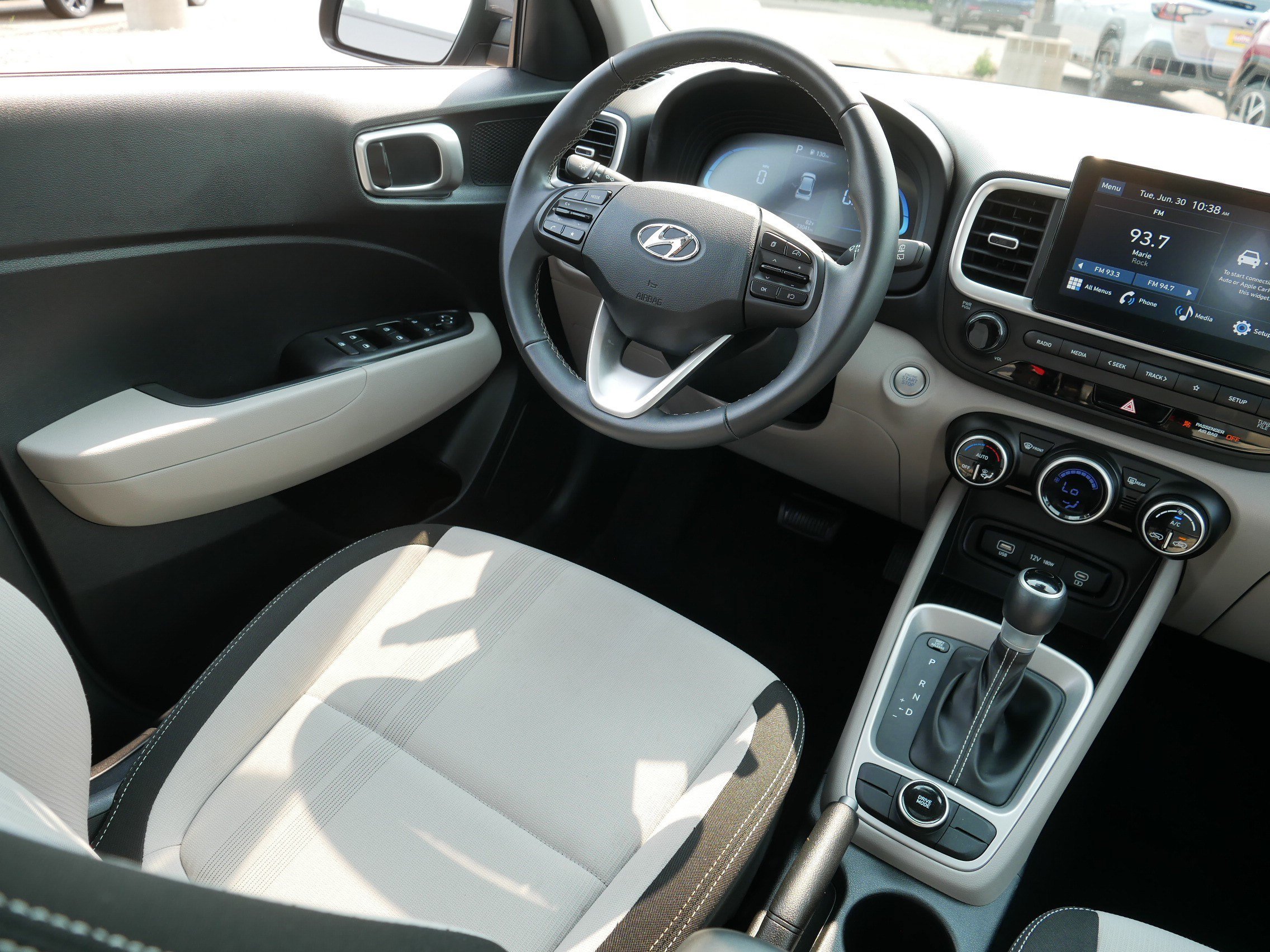 Used 2025 Hyundai Venue SEL FWD image 9