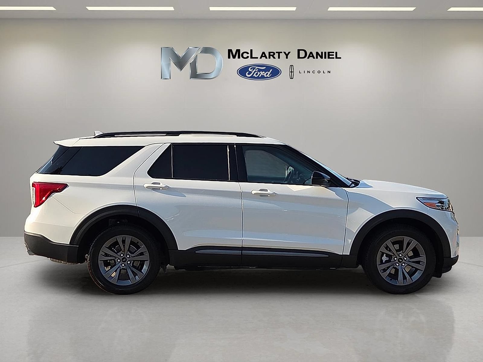 Certified 2022 Ford Explorer XLT w/ Equipment Group 202A AWD/4WD image 6