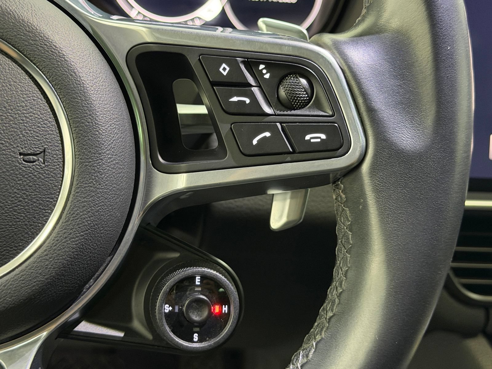 Used 2022 Porsche Cayenne E-Hybrid w/ Premium Package AWD/4WD image 29