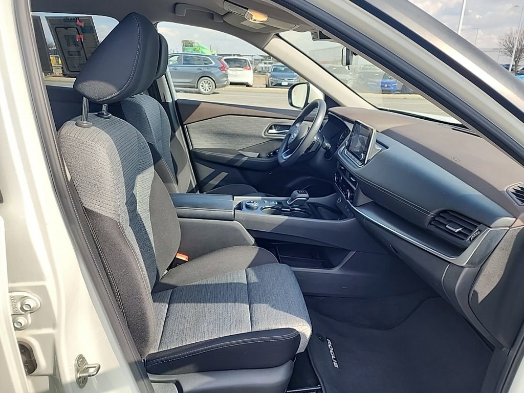 Used 2023 Nissan Rogue SV image 31
