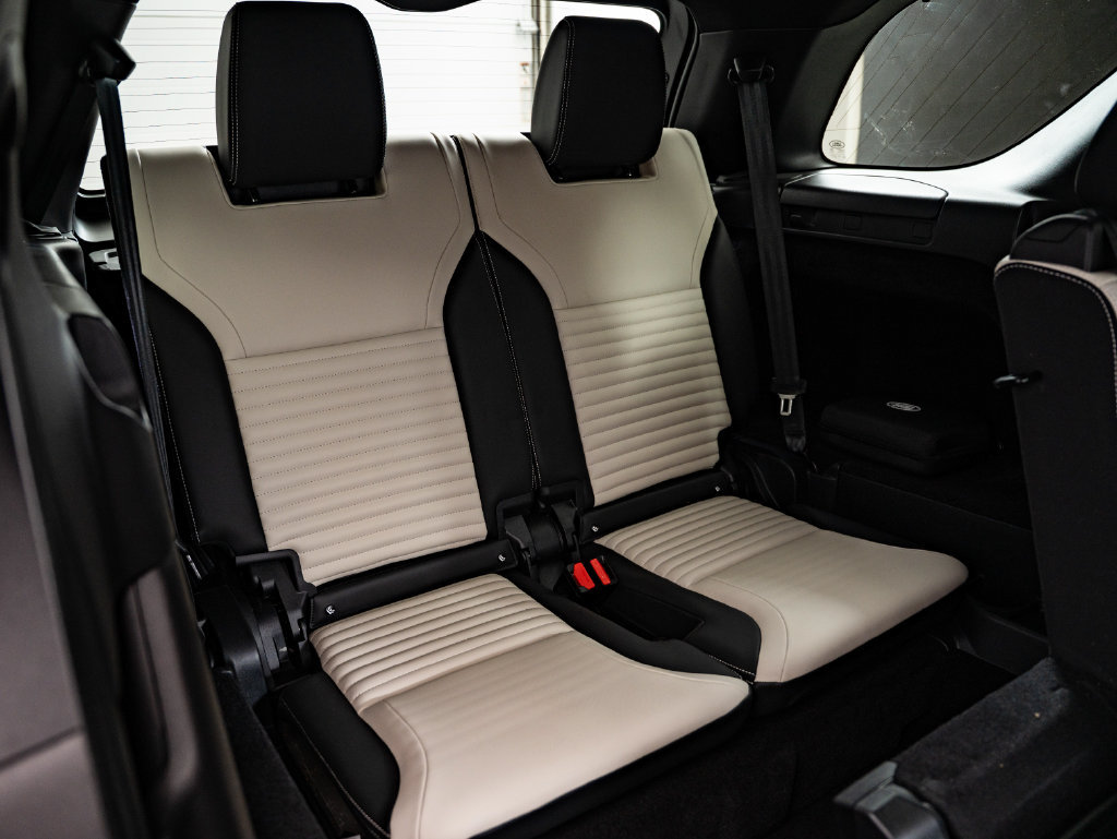 Used 2024 Land Rover Discovery Dynamic SE AWD/4WD image 47