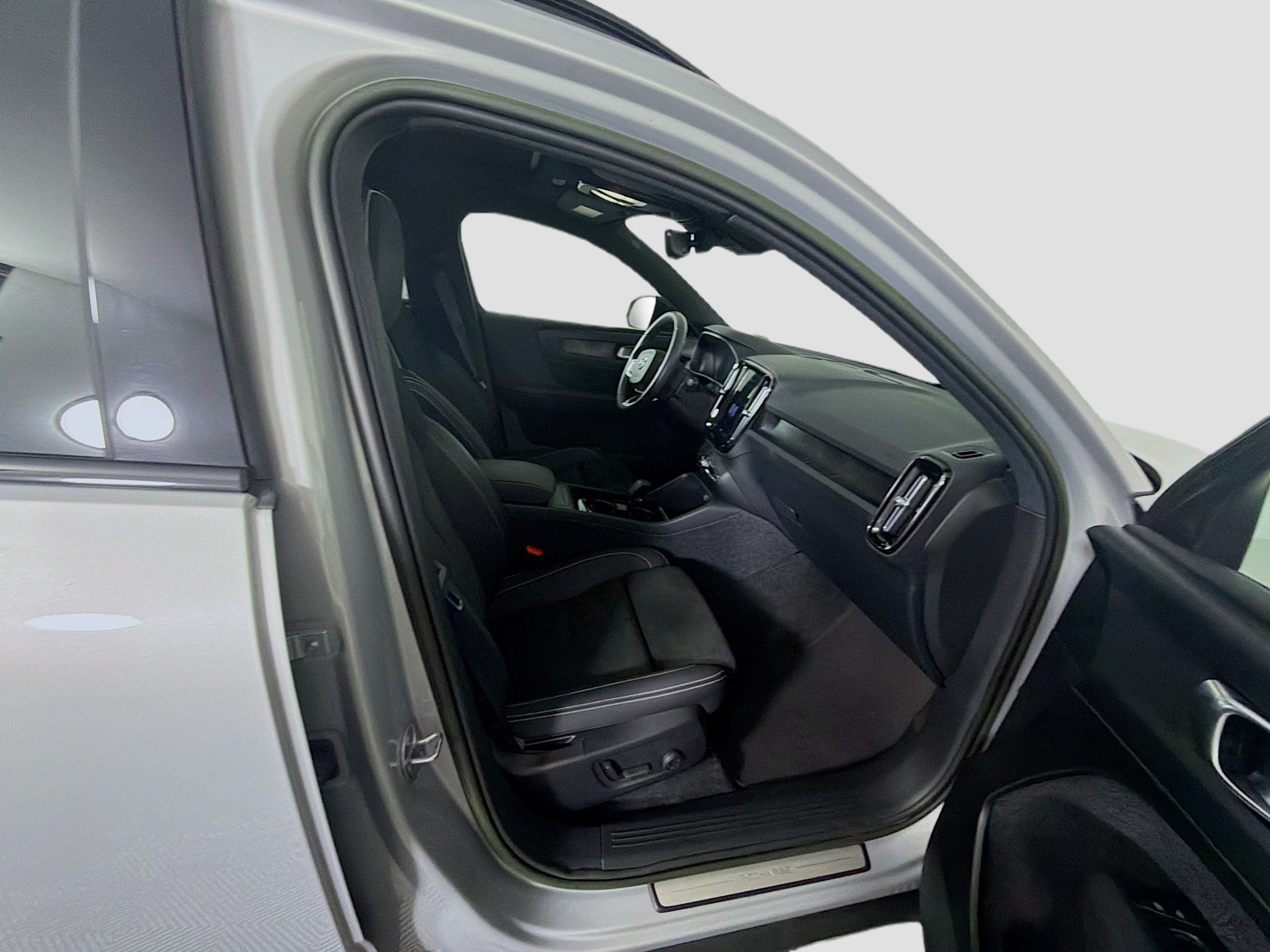 Used 2023 Volvo XC40 Recharge Plus AWD/4WD image 32