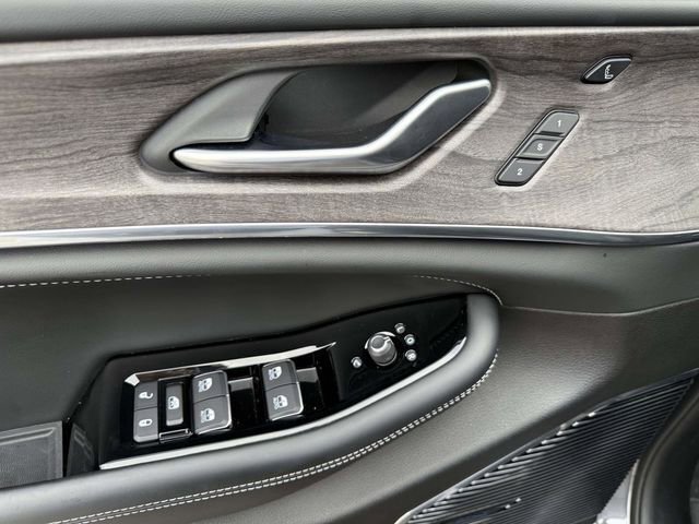 Used 2022 Jeep Grand Cherokee Overland w/ Advanced Protech Group III image 21