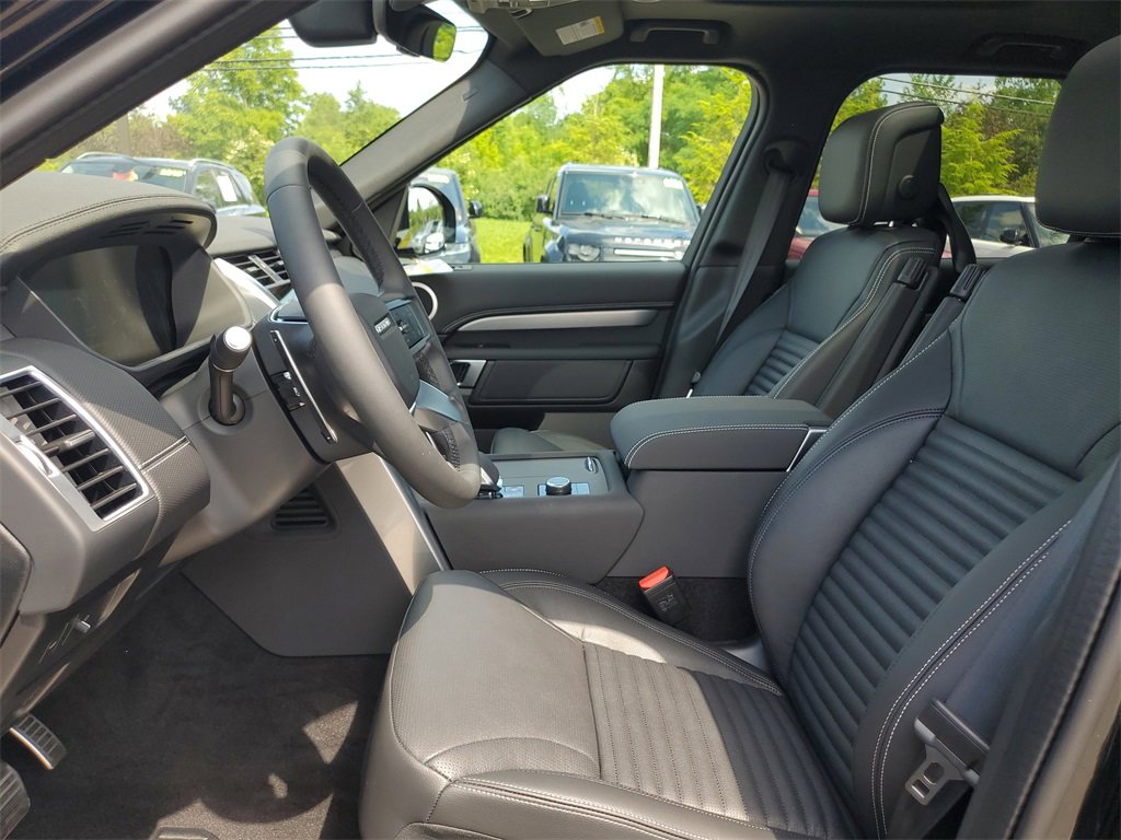New 2025 Land Rover Discovery Dynamic SE image 6