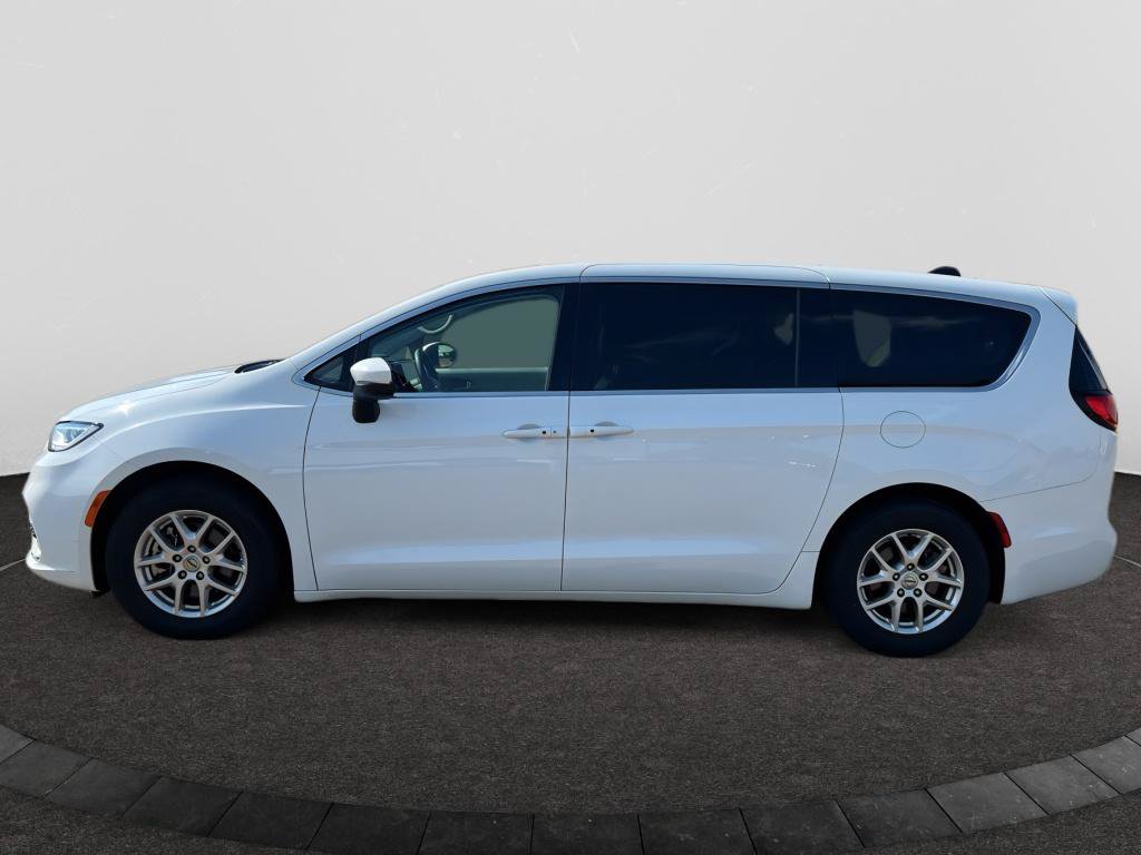 Used 2023 Chrysler Pacifica Touring-L FWD image 6